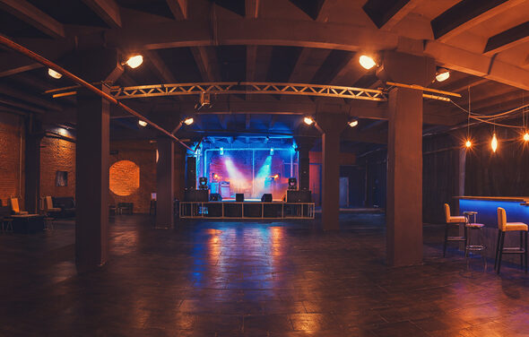 Оборудованный лофт со сценой