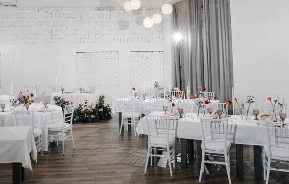 Кафе Море Внутри. Яркий камерный лофт в белом кирпиче