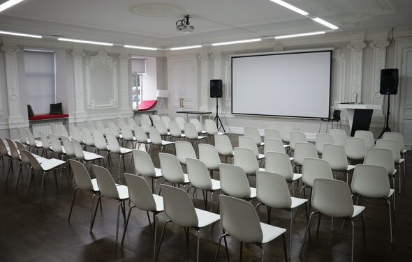 Зал с лепниной в историческом здании