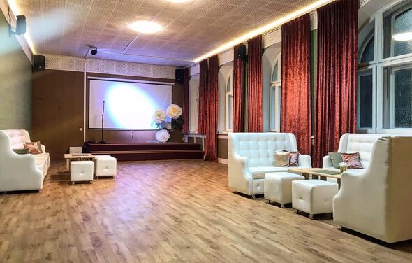 Лофт с арочными окнами