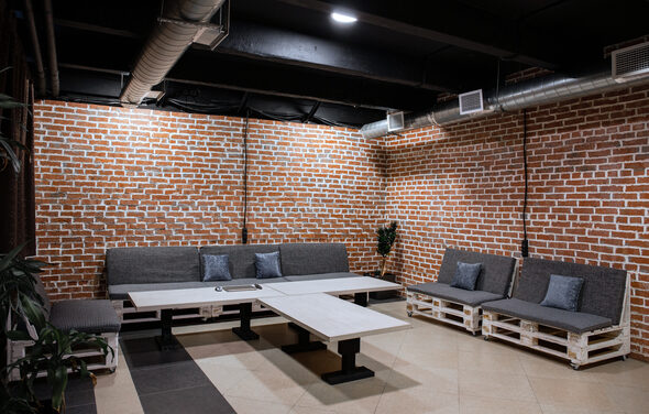 Бизнес-центр Новослободский Лофт декорированный кирпичом