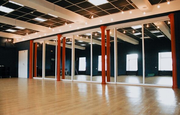 Summertime Swing Зал с большими зеркалами