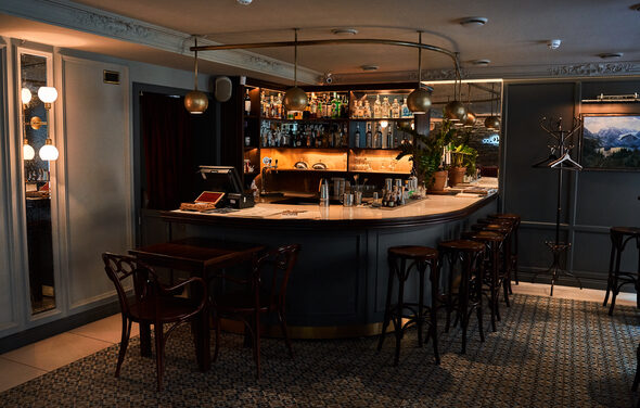 Концептуальный бар под закрытие