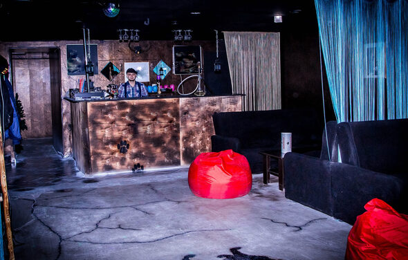 Лофт с диванами и баром