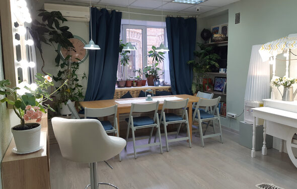 Светлый зал с растениями