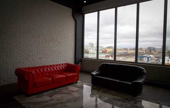 Igloobar Лофт с красным кожаным диваном