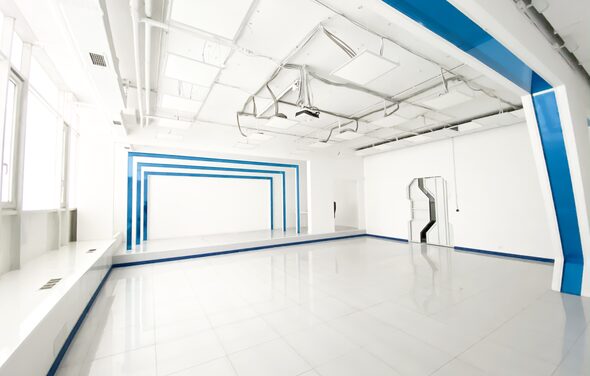 Apriori Photo Белый лофт с неоновой подсветкой