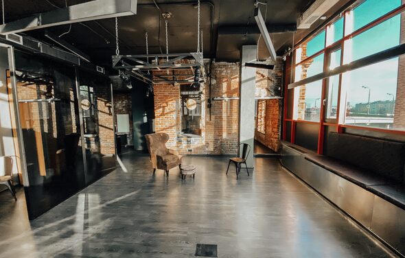 Apriori Photo Лофт из красного кирпича с панорамными окнами