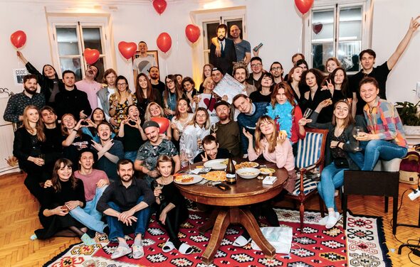 Светлый лофт с панорамным видом. Радостные люди праздную событие и фотографируются