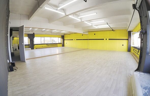 JamTown Красочный зал с зеркальной стеной