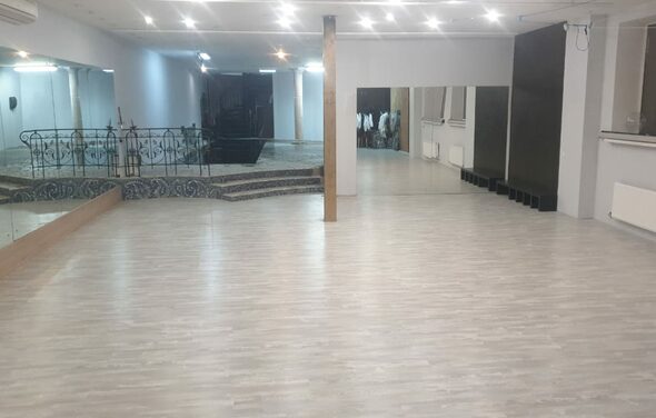 Светлый зал с зеркальной стеной