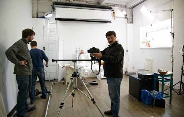 Светлый зал с большой циклорамой