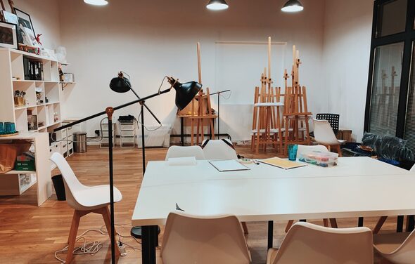 Возьми Кисть Школа Рисования Студия в светлых тонах