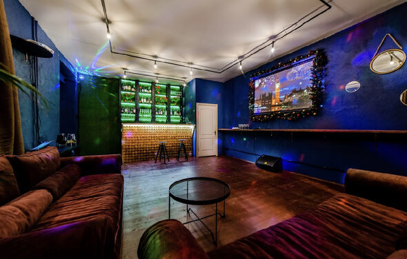 Лофт с диванами и диско-шаром