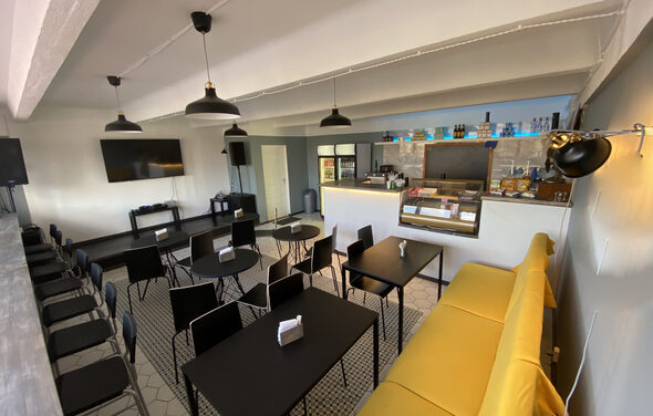 Кафе под закрытие в советском стиле