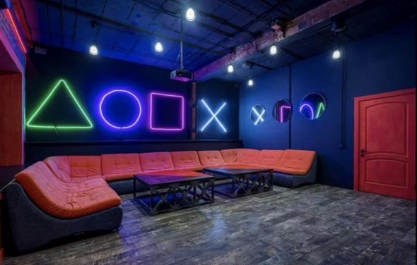 Space Loft Лофт с проектором и неоновыми фигурами