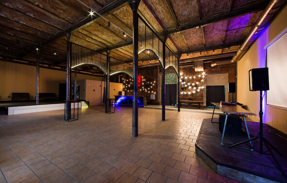 Campus Loft. Лофт с высокими потолками и сценой