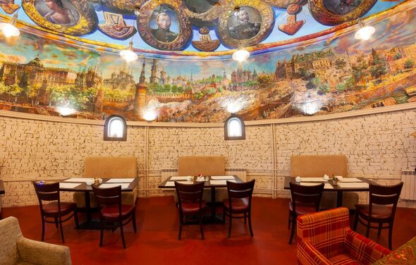 Зал в башне с ручной росписью 