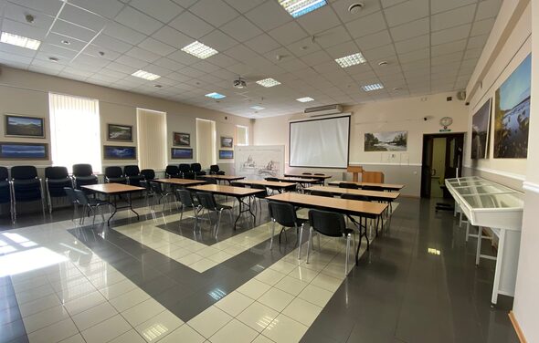 Центр до 100 гостей с потолками 4 м