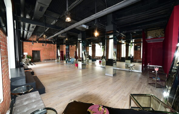 Adornos Loft Лофт с зеркальными колоннами