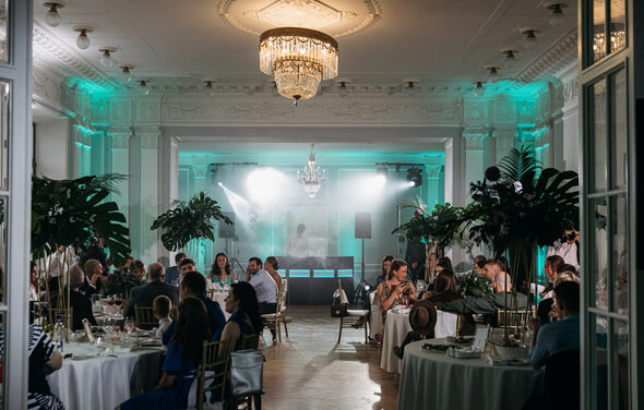 Пространство с лепниной и камином