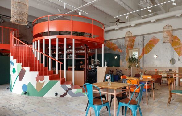 SLOW WINE. Двухуровневый лофт с ярким дизайном