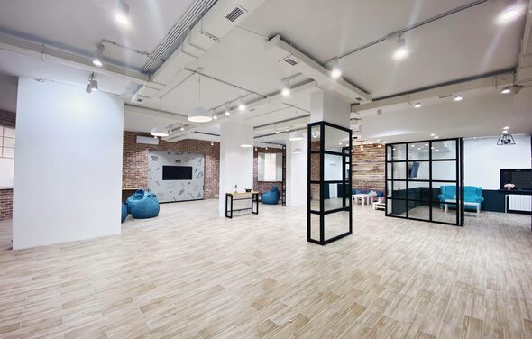 Зонированный лофт с пуфами. Event - пространство TEPLICA