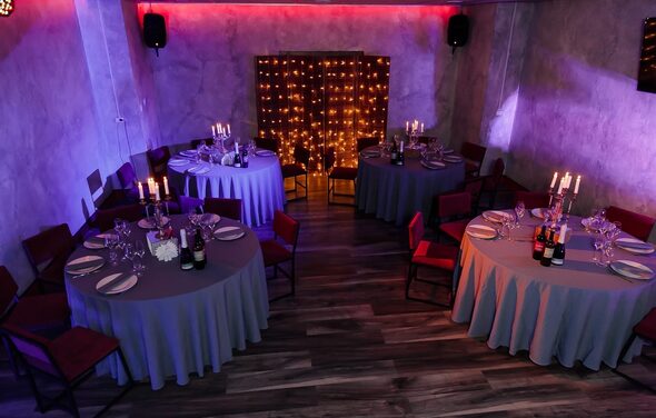 One Bar. Лофт с круглыми столами 