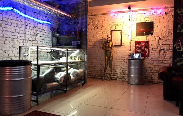 Камерный лофт с манекенами