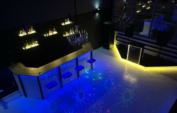 Стилизованный двухуровневый лофт с большими окнами