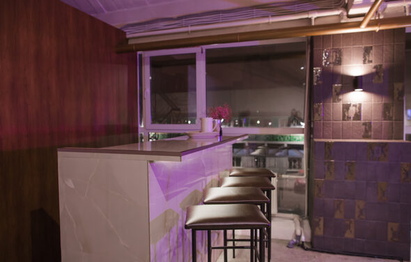 Светлый лофт со светомузыкой и барной стойкой