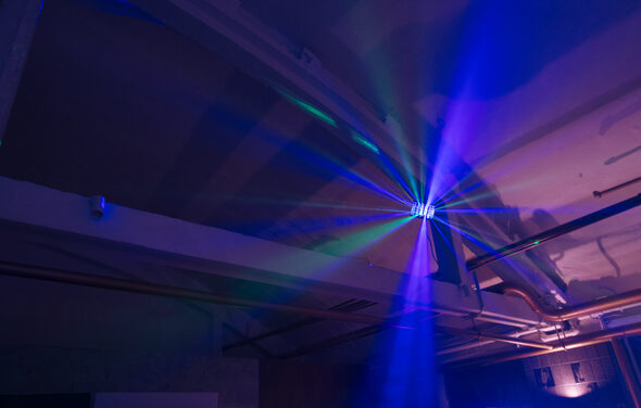 Светлый лофт со светомузыкой и барной стойкой