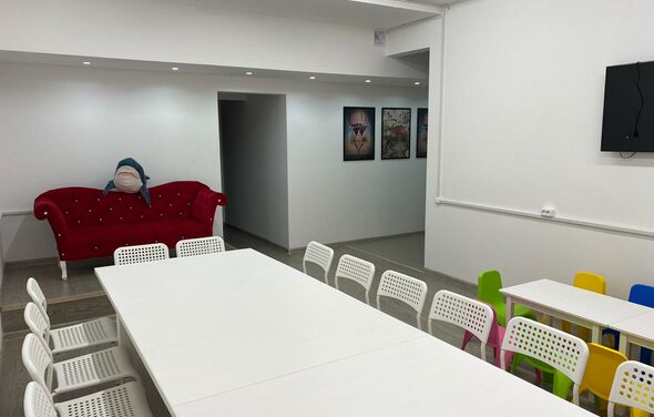 Позитиffчики Лофт в белых тонах с детской игровой комнатой