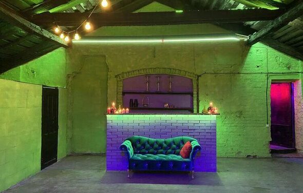 Conductor Lofts неоновый с барной стойкой