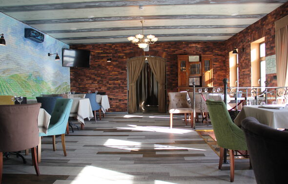 Банкетный зал с живописными фресками