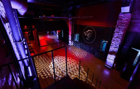 BLACK PANTHER ARENA Универсальный лофт с зеркальной стеной