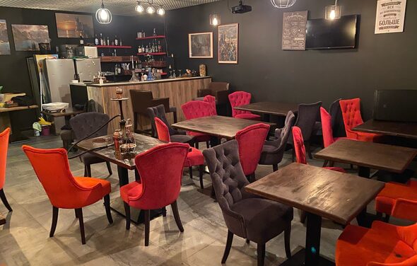 Лофт-бар с яркими креслами