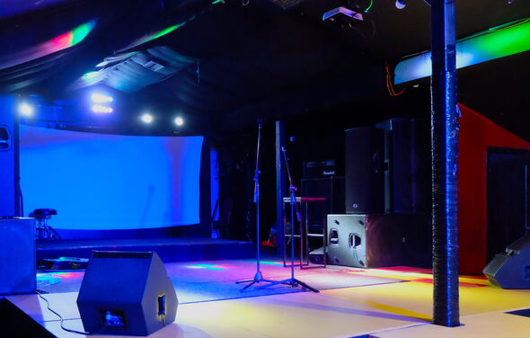 Клуб с профессиональным оборудованием и сценой