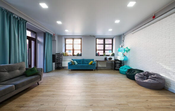 Лофт-конструктор с мягкими диванами