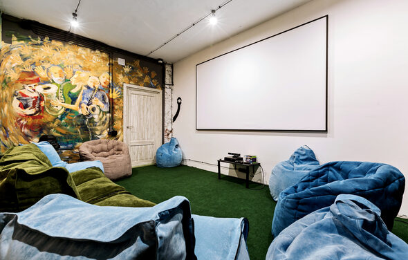 Кафе Деталька Лофт с проектором и играми