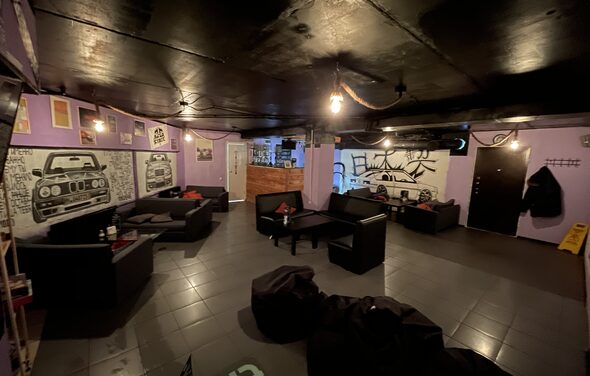 Антикафе Autosmoke Зал с черными диванами