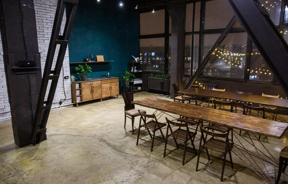 Текстура  Лофт из белого кирпича с панорамным окном