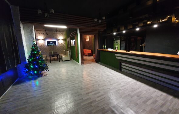 Черный лофт с большой барной стойкой