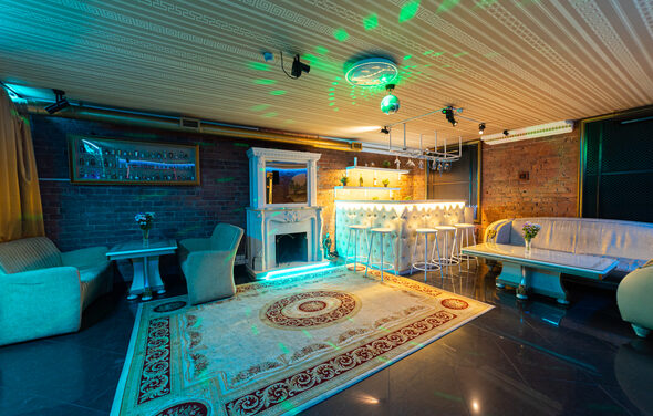 Караоке-зал с действующим камином