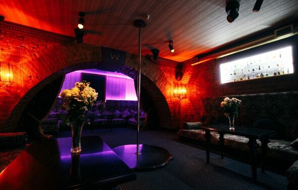 Кальянный зал с пилоном