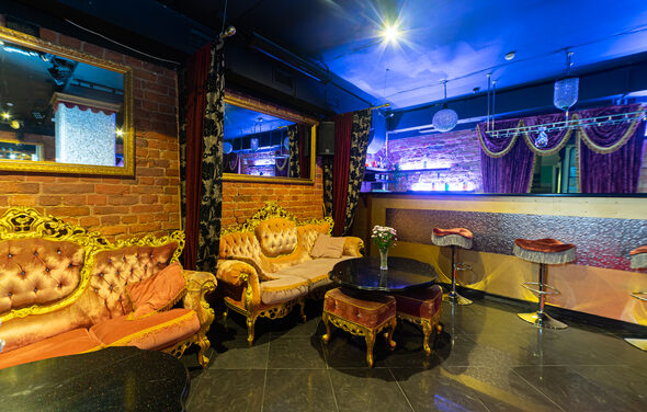 Современный диско-зал со сценой