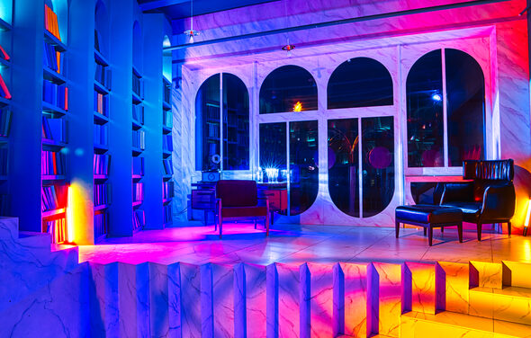 Стильный двухуровневый лофт с панорамным видом