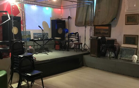 Арт-пространство с высокими потолками