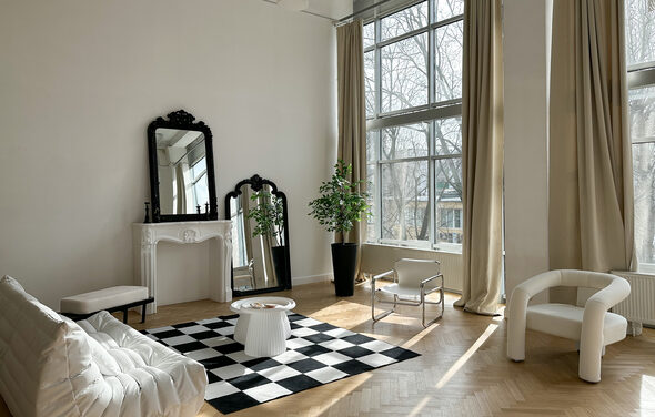 BANG Просторный светлый зал с высокими потолками