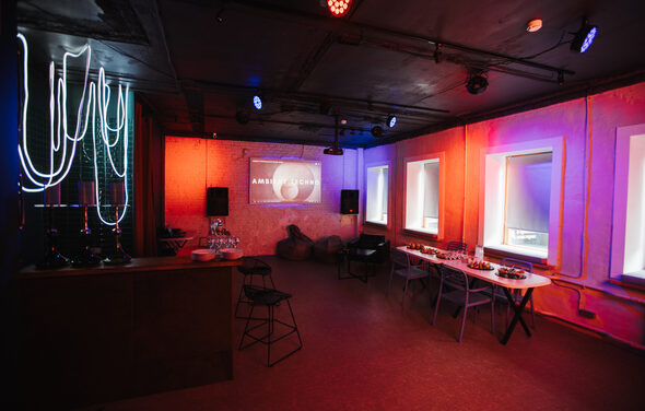 Лофт Santa с большими окнами. Барная стойка с кальянами и неоновой лентой. Столы, стулья. Проектор